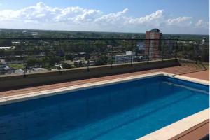 una piscina sul tetto di un edificio di Departamento en Tigre a Tigre
