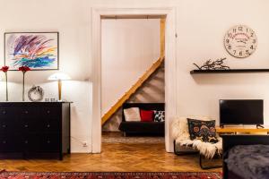 sala de estar con escalera y sofá en Andrassy 91 Apartment, en Budapest