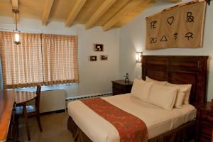 A bed or beds in a room at Dude Rancher Lodge