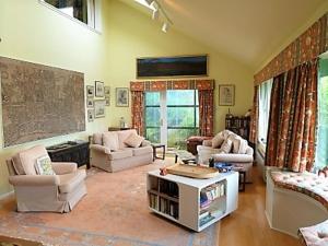 Yealand House في Crinan: غرفة معيشة كبيرة مع كنب وطاولة