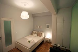 En eller flere senge i et værelse på Luxury flat in Kolonaki, 3’ Metro