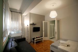 アテネにあるLuxury flat in Kolonaki, 3’ Metroのリビングルーム(ソファ、テレビ、テーブル付)