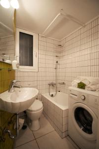 Et badeværelse på Luxury flat in Kolonaki, 3’ Metro