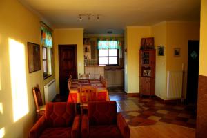トカイにある5 Puttonyos Vendégházのリビングルーム(テーブル、椅子付)、キッチン