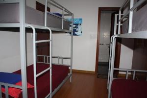 Palanda nebo palandy na pokoji v ubytování Sky Center Hostel
