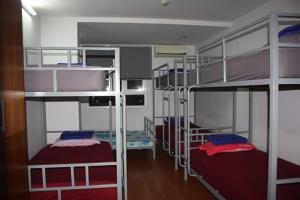 Palanda nebo palandy na pokoji v ubytování Sky Center Hostel