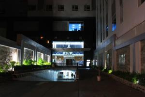 Bazén v ubytování Sky Center Hostel nebo v jeho okolí