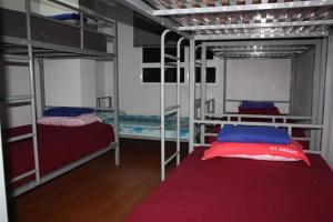 Postel nebo postele na pokoji v ubytování Sky Center Hostel