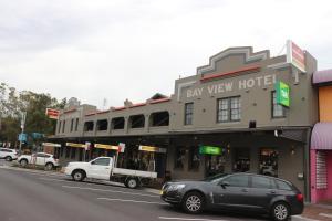 a car parked in front of a pay view hotel at Bayview Hotel - Batemans Bay in Batemans Bay