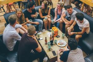 um grupo de pessoas sentadas num sofá em Melbourne City Backpackers em Melbourne