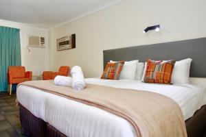 una habitación de hotel con una cama grande con toallas. en Hotel Clipper, en Rockingham