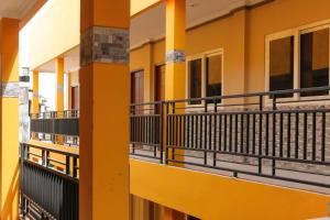 widok na balkony budynku apartamentowego w obiekcie RedDoorz Plus near Palembang Square Mall w mieście Palembang