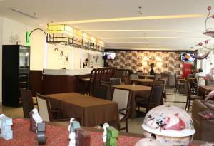 Java Palace Hotel tesisinde bir restoran veya yemek mekanı
