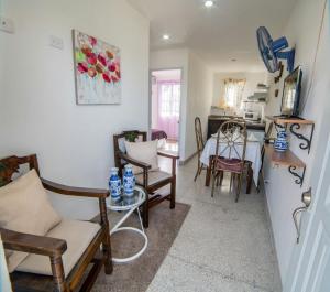 - un salon avec une table et des chaises dans l'établissement Apartamentos Magallanes Romana, à La Romana