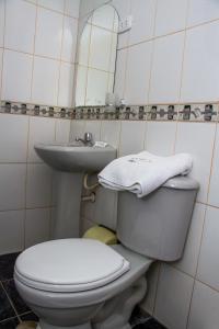 uma casa de banho com um WC e um lavatório em Rayos Del Sol em Juliaca