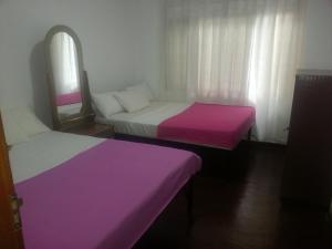 Un pat sau paturi într-o cameră la See Fox Hill Resort