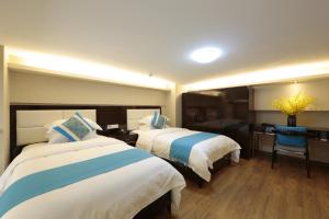 เตียงในห้องที่ WAIFIDEN Duplex Hotel Apartment Zhongyong Jinyu Branch-Free shuttle bus during the Canton Fair