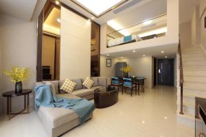 พื้นที่นั่งเล่นของ WAIFIDEN Duplex Hotel Apartment Zhongyong Jinyu Branch-Free shuttle bus during the Canton Fair