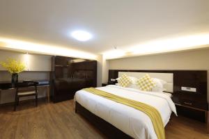 เตียงในห้องที่ WAIFIDEN Duplex Hotel Apartment Zhongyong Jinyu Branch-Free shuttle bus during the Canton Fair