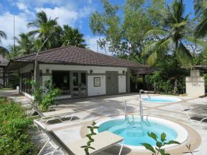 科罗尔Palau Pacific Resort & The Pristine Villas and Bungalows的带游泳池和房子的别墅