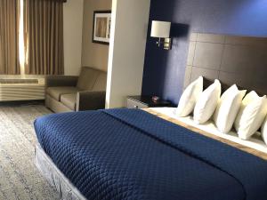 Cama o camas de una habitación en Executive Inn and Suites Joaquin