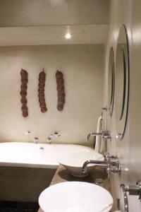 łazienka z toaletą, umywalką i wanną w obiekcie Mosate Lodge w mieście Polokwane