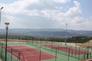 Tennis und/oder Squash in der Unterkunft Les Hauts du Gevaudan oder in der Nähe