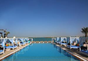 Bazén v ubytování Centro Yas Island-by Rotana nebo v jeho okolí