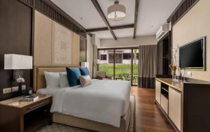 una camera d'albergo con letto e TV di Anya Resort Tagaytay a Tagaytay