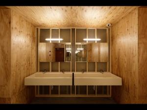 東京にあるドシー恵比寿のバスルーム(洗面台2台、鏡付)