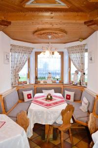 a dining room with a table and chairs at Sonne in Halblech