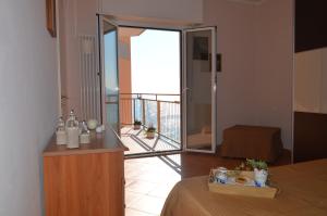 ピエトラ・リーグレにあるFronte Mare 2のバルコニー付きの客室を提供しています。
