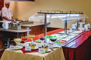 ベロクリハにあるSpa-Hotel&Resort Belovodie with Aquaparkのワインと食べ物を入れたテーブル