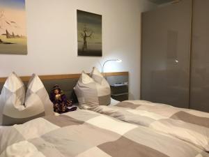 ライプツィヒにあるModerne Wohnungのベッドルーム1室(ベッド2台、人形の間に座るベッド1台付)