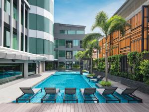 Bazén v ubytování Solitaire Bangkok Sukhumvit 11 nebo v jeho okolí