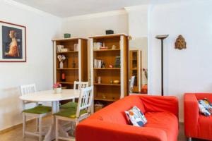 バレンシアにあるApartamento Malvarosaのリビングルーム(赤いソファ、テーブル付)