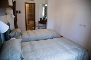 ローマにあるCasa con Terrazzino Trastevereのベッドルーム1室(窓付)