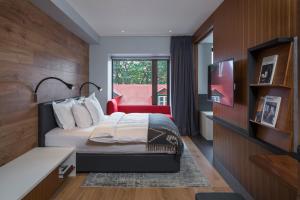 1 dormitorio con 1 cama y TV en ION City Hotel, Reykjavik, a Member of Design Hotels, en Reikiavik