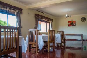 una sala da pranzo con tavolo e tovaglia bianca di Wal Ville Suites a Gulu