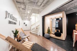 于韦斯屈莱Forenom Hostel Jyväskylä的商店的大堂,设有椅子和楼梯
