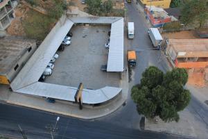 an overhead view of a gas station with cars parked at Hotel Rinkao in Cachoeiro de Itapemirim