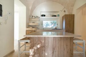 カロヴィーニョにあるVilla Artemideの木造の島の真ん中にあるキッチン