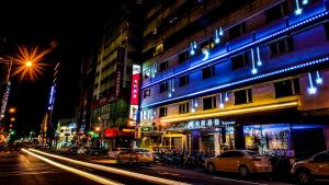 a city street at night with cars and buildings at HoSin Hotel in Taichung