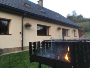 Ogień w grillu przed domem w obiekcie Powroźnik 94 w Muszynie