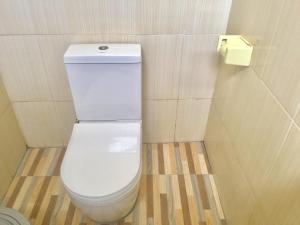 Bathroom sa Sola Gracia Guest House & Kost