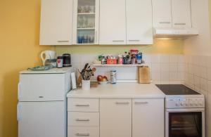 une cuisine avec des appareils électroménagers blancs et des armoires blanches dans l'établissement Old Town apartment, à Poreč 13 autres photos