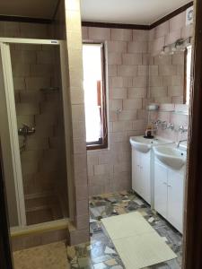 a bathroom with a shower and a sink at Apartament Widok in Czarna Góra