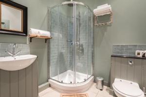 謝菲爾德的住宿－佛羅倫薩酒店，带淋浴、卫生间和盥洗盆的浴室