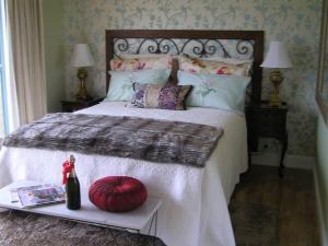 Cama o camas de una habitación en Gooromon Park Cottages, Canberra