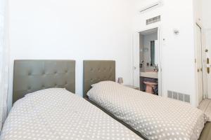 dos camas sentadas una al lado de la otra en un dormitorio en Appartement du Thiers, en Niza
